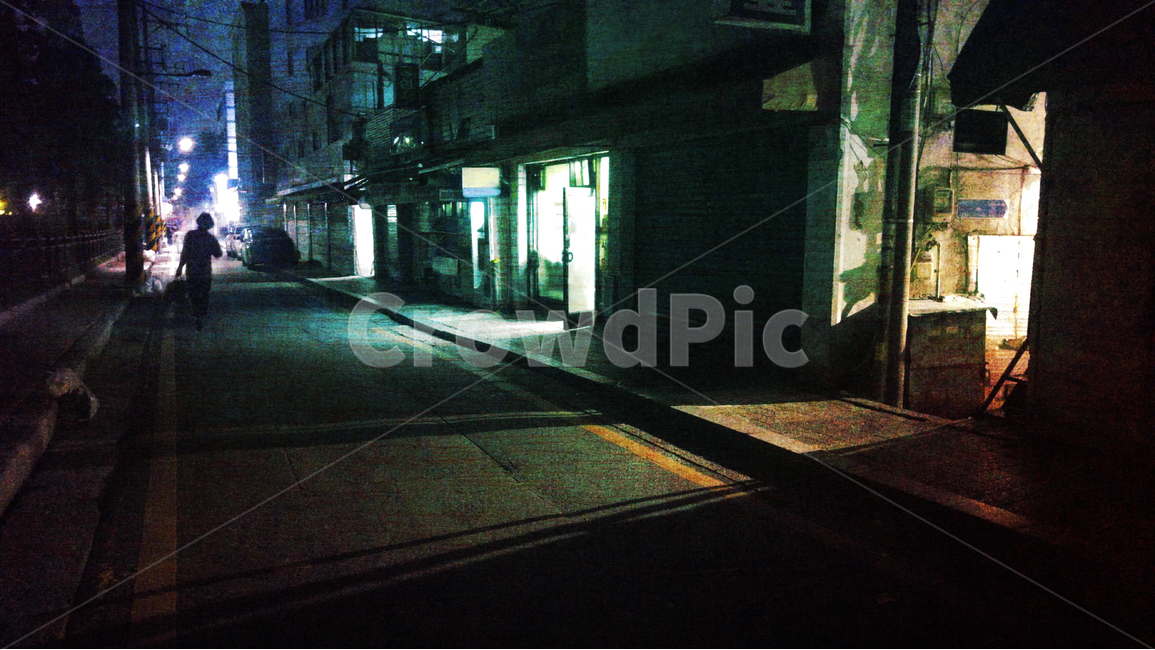 감성,빈티지,야경,골목길,명암,불빛,사람,도시풍경,뒷골목,조명,night,emotion,feeling,sensible,light,라이트,색감,풍경,빈티지풍경,빈티지느낌,빈티지감성,분위기,느낌,서정,밤풍경,street,scene,streetscenes,길,도로,골목길,alley,사람,인물,인간,human,person,인물실루엣,사람실루엣,character silhouette,human silhouette,빈티지사진,빈티지느낌,빈티지감성,vintage,asphalt,아스팔트,path,통로