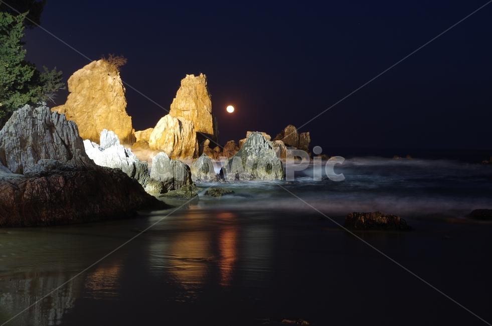 정월대보름,월출,추암,동해,풍경,자연,풍경,nature,landscape,한국자연풍경,한국자연경관,korea nature landscape,promontory,곶,cave,동굴,water,물,sea,바다,ocean,대양,outdoors,옥외