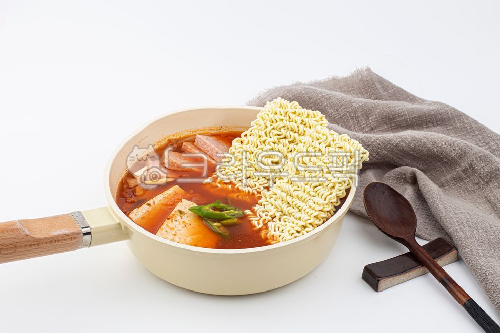 김치찌개,찌개,한식,한국음식,식재료,국물,김치,라면,라면사리,음식,요리,두부,햄,냄비,음식,식재료,요리,food,cook,meal,dishes,food reserves
