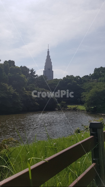 steeple,뾰족한탑,spire,첨탑,architecture,건축물,building,건물,tower,탑,water,물,outdoors,옥외