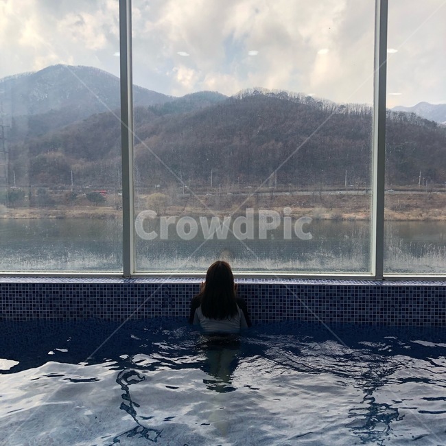수영장,여자뒷모습,호수풍경,여자,물놀이,사람,인물,인간,human,person,여성,여자,woman,female,lady,여행,휴가,traveling,vacation,trip