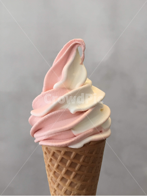 아이스크림,소프트아이스크림,핑크색,핑크핑크,데이트,달달,달콤,딸기맛,아이스크림콘,strawberry,sweet,pink,cherryblossom,디저트,카페디저트,카페,봄,벚꽃,로맨틱,음식,식재료,요리,food,cook,meal,dishes,food reserves,디저트,간식,후식,dessert,snack