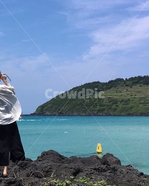 바다,제주,나무,바위,뒷모습,사람,여자,필름카메라,카메라,사진찍는모습,여행,하늘,바람,감성