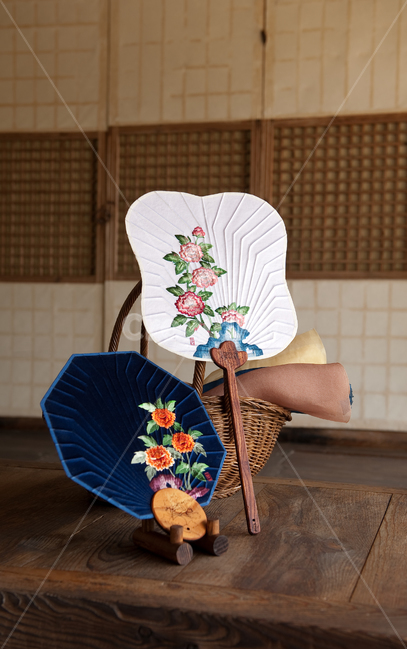자수부채,전통자수,부채,모란자수,한옥,마루,모란,전통,한국,koreanculture,koreantraditional,한국전통,한국문화,korean traditional,korean culture,사물,물건,오브젝트,thing,object,matter