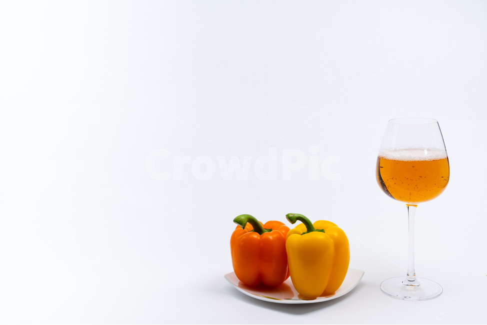접시,그릇,도자기,와인잔,유리잔,투명한,배경,주황색,노란색,녹색,하얀색,채소,야채,식재료,다이어트,건강한,칼로리,식단,안주,알콜,주류,차가운,담백한,딱딱한,쥬스,항산화,정돈된,농사,깨끗한,수분,정물,스튜디오,접사,음식,비타민,반찬,파프리카,맥주,탄산,거품,채소,야채,vegetables,술,주류,alcohol,사물,물건,오브젝트,thing,object,matter