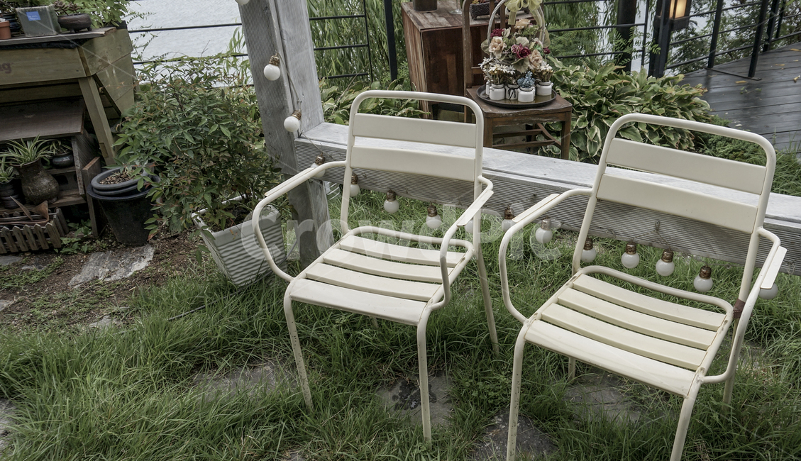 의자,가구,잔디,전구,식물,chair,화분,grass,plant,furniture,철제의자,마당,정원,흰색,액자,인테리어,돌,돌길,강가,꽃,쉼터