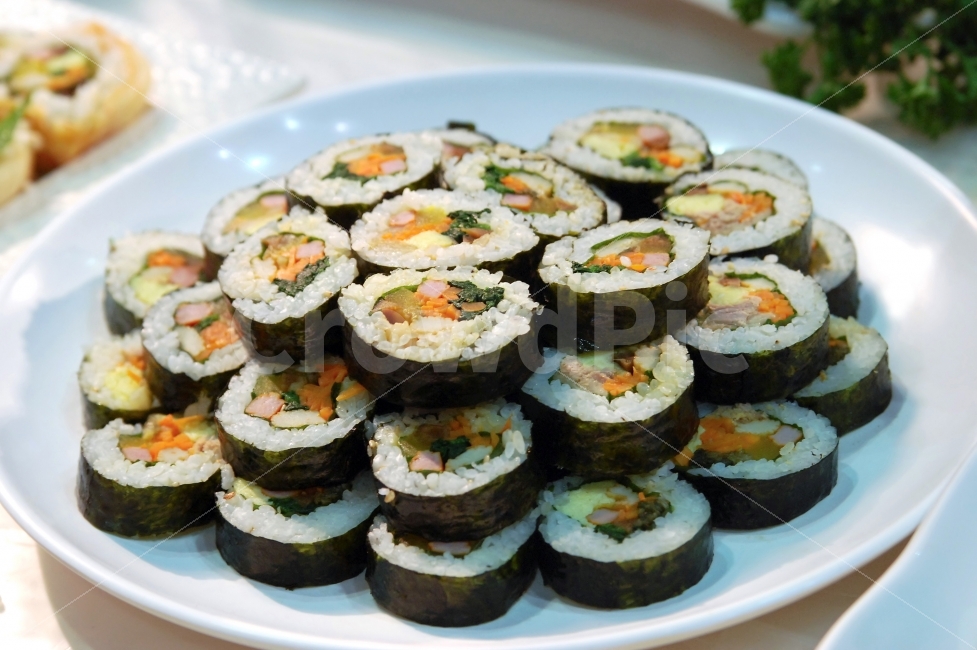김밥,분식,분식류,분식음식,밥,김,김말이,접시,야채,쌀,당근,소시지,음식,식재료,요리,food,cook,meal,dishes,food reserves,한식,한국음식,한국요리,korean food,korean dishes,korean meal,korean cook