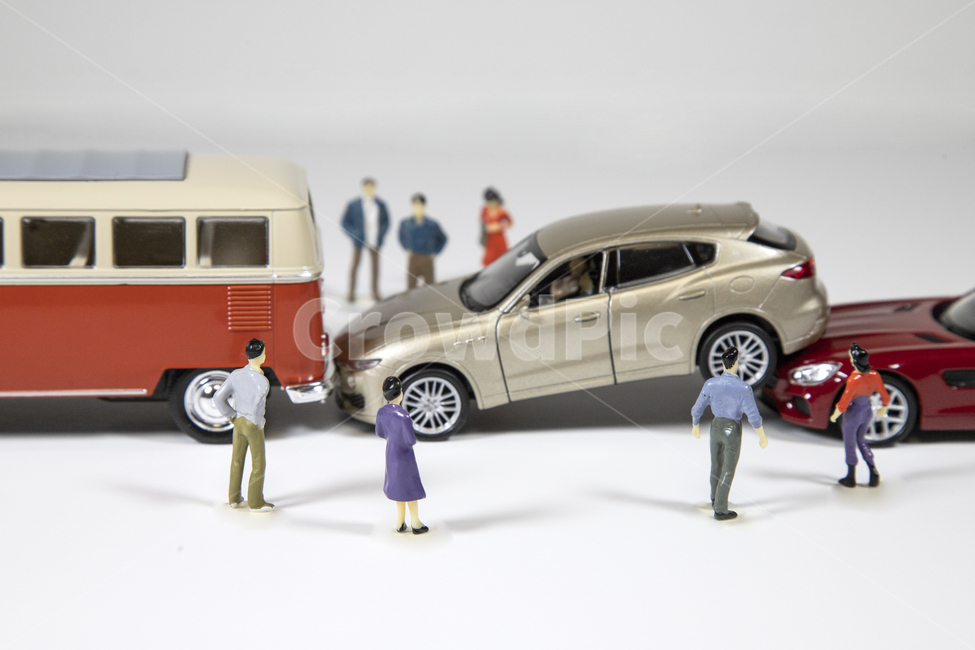 장난감,비즈니스맨,미니어처,남자,정물,비즈니스,어른,정장,승용차,휠,타이어,컨셉,흰배경,자동차사고,사고,자동차,교통,생활,모형,교통사고,자동차사고,접촉사고,부딛침,망가짐,다침,부상,사망,파손,안전,보험,부서짐,충돌,3중,추돌,교통,교통수단,traffic,transportation,연출,컨셉,콘셉,direction,concept