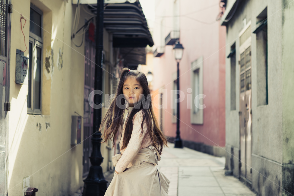 예쁜아이,여자아이,긴머리,clothing,의류,apparel,의복,sleeve,패션,fashion,겉옷,옷,긴팔,longsleeve,초딩,여아모델,골목길,alley,사람,인물,인간,human,person,어린이,어린아이,child,children,kid