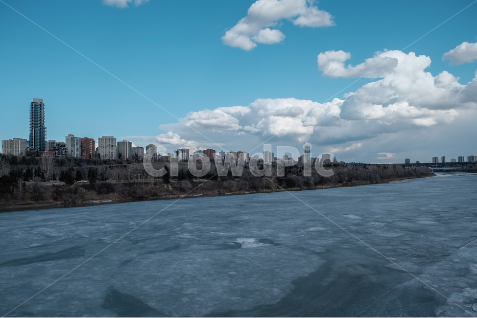 캐나다,canada,에드먼튼,edmonton,알버타,alberta,겨울,쌀쌀,겨울풍경,도로,차도,강,강가,도시,풍경,city,landscape,nature,자연,outdoors,옥외,weather,날씨,cloud,구름,cumulus,적운,sky,하늘