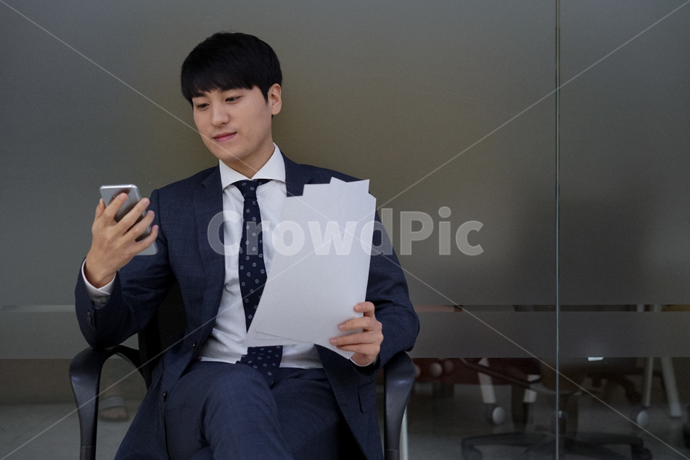 남성,남자,비즈니스,사업가,회사원,직장인,슈트,정장,양복,사무실,핸드폰,서류,휴대폰,사람,인물,인간,human,person,남성,남자,man,male,산업,industry,industrial,비즈니스,사업,business,service,work