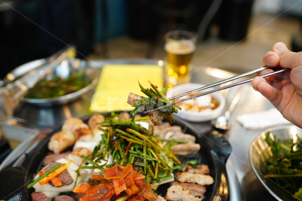 술안주,막창,곱창,염통,대창,소,육식,육류,먹방,음식,부추,안주,불판,술자리,모임,푸드,사람,인물,인간,human,person,신체일부,몸,body,음식,식재료,요리,food,cook,meal,dishes,food reserves,육류,고기,meat