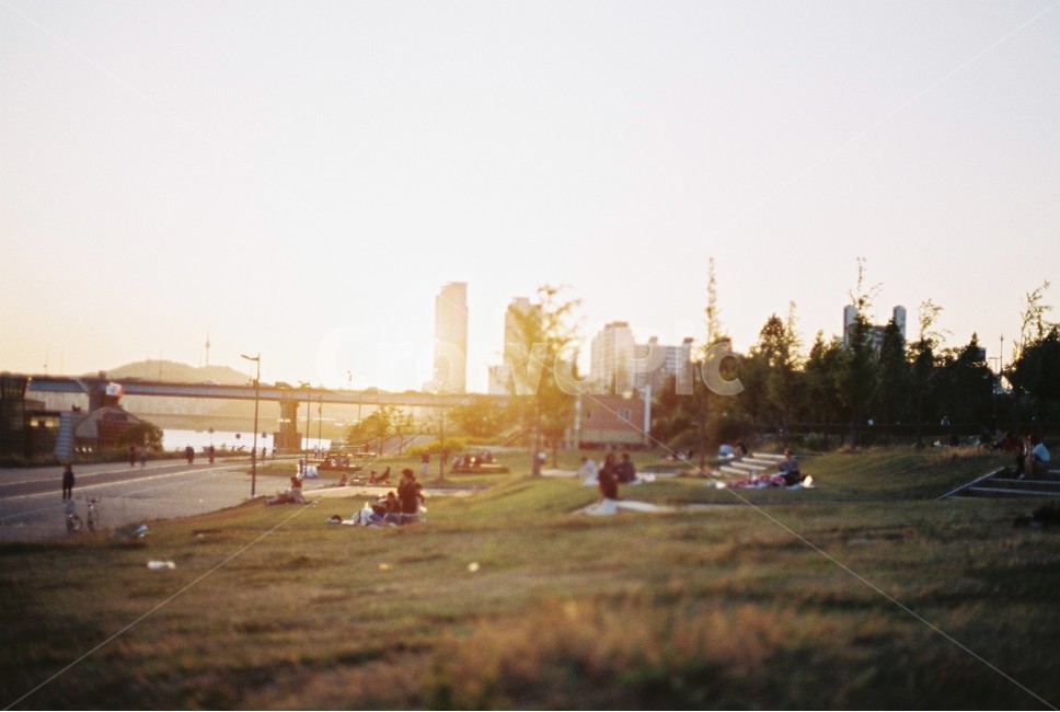 서울,뚝섬,잔디,노을,소풍,뚝섬유원지,잔디밭,people,sunset,피크닉,사람,picnic,도시,풍경,city,landscape,한국도시풍경,한국도시경관,korea cityscape,감성,sensible,feeling,휴식,힐링,rest,relaxation,healing