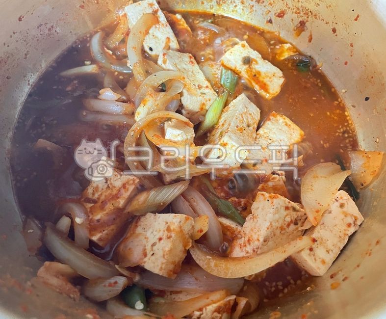 두부조림,조림,두부요리,두부양념,두부,양념,조림요리,야채,채소,음식,요리,식사,식재료,먹방,밥도둑,매콤한,밥반찬,반찬,밑반찬,대파,파,냄비,양은냄비,양파,참깨,깨,청양고추,dish,food,meal,cook,sesame,season