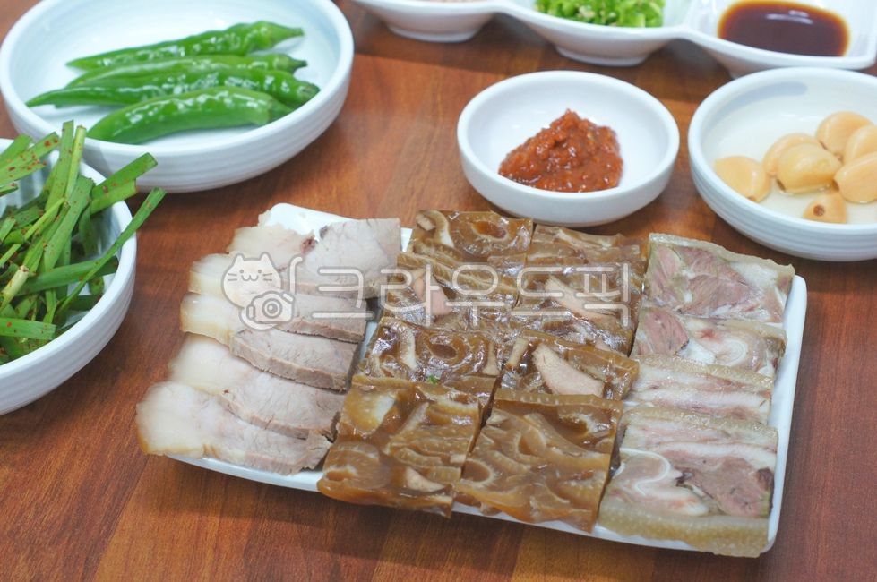 편육,porkjelly,pyeonyuk,수육,돔베고기,boiledmeat,boiledpork,porkservedoncuttingboard,koreanboiledpork,porkslices,bakedporkbelly,삶은고기,grilledmeat,grilledpork,sliced,슬라이스