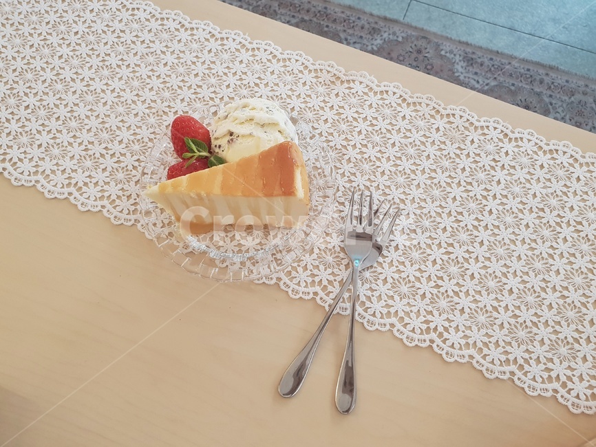 치즈케이크,카페,디저트,감성카페,감성사진,커피,창가,테이블,햇빛,아이스크림,딸기,커피한잔,책상,실내,조용,정숙,생활,휴식,힐링,빈티지,빛,따뜻한,인테리어,테이블보,coffee,iceream,cafe,rest,relaxation,healing,dessert,분위기,포크,음식,달콤,음식,식재료,요리,food,cook,meal,dishes,food reserves,빵,bread,디저트,간식,후식,dessert,snack