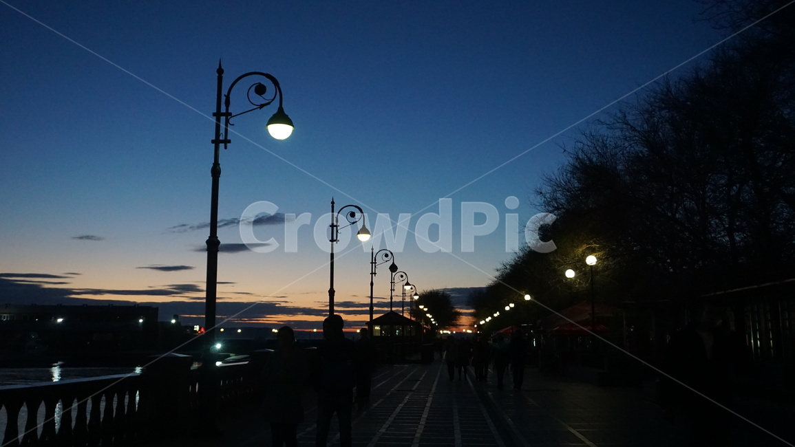 가로등,불빛,야경,노을,공원,streetlamp,streetlight,nightview,sunset,park,light,야경,밤,풍경,nightscape,night,landscape,사람들,대중,군중,other people,crowd,lamp post,램프 포스트