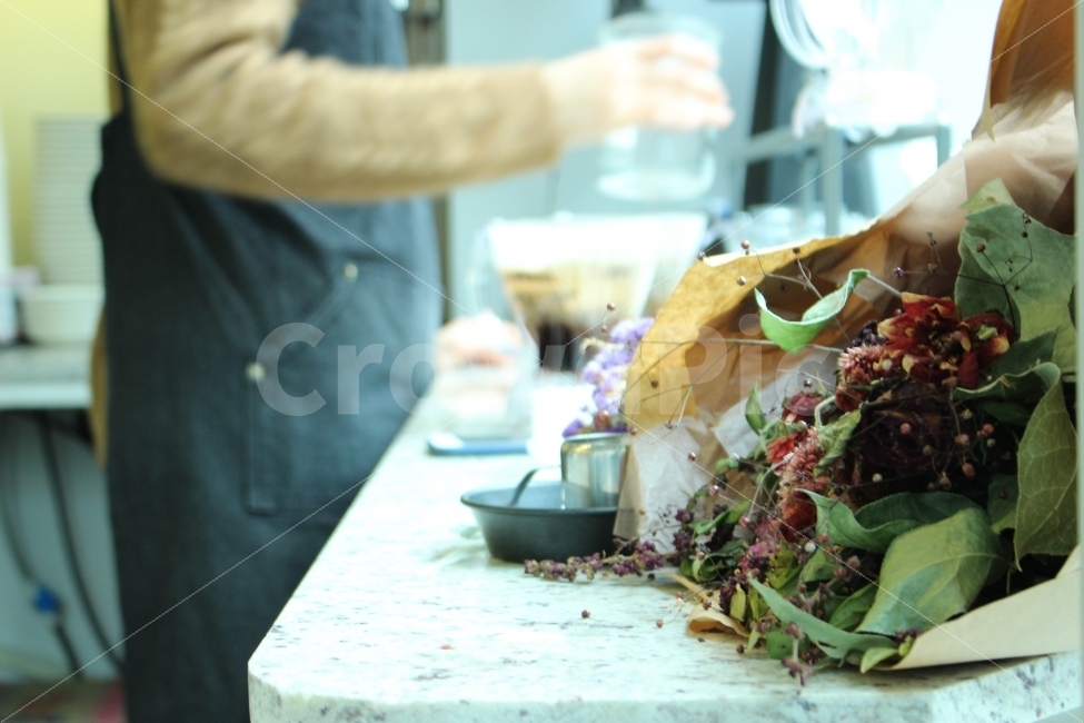 커피,카페,스페셜티,로스터리,인테리어,맛집,coffee,cafe,specialty,roastery,꽃,꽃다발,소품,사람,식물,자연,plants,nature,꽃,flower,사람,인물,인간,human,person,신체일부,몸,body