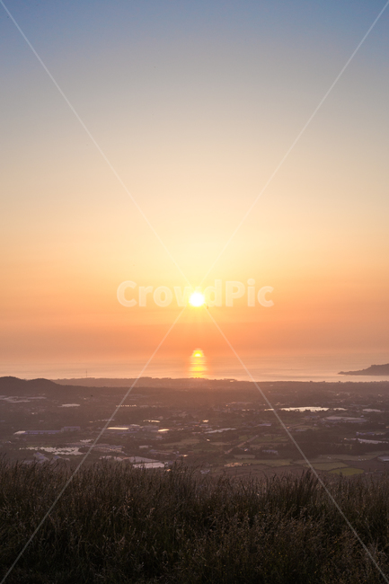 노을,해질녘,일몰,하늘,구름,햇빛,sunset,sky,cloud,sun,sunlight,능선,언덕,light,오름,역광,제주,풍경,landscape,제주도,경치,바다,sea,ocean,해안선,수평선,자연,풍경,nature,landscape,outdoors,옥외,dusk,황혼,dawn,새벽,red sky,붉은 하늘