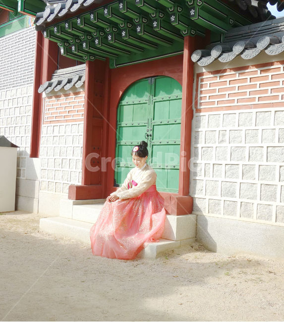 한복,사람,경복궁,전통의상,감성사진,여자,분홍,분홍색,소녀,색감,궁,girl,woman,가을,계절,fall,autumn,season,자연,풍경,nature,landscape,한국전통,한국문화,korean traditional,korean culture,사람,인물,인간,human,person,여성,여자,woman,female,lady,감성,sensible,feeling,fashion,패션,evening dress,이브닝 드레스,gown,겉옷,robe,옷