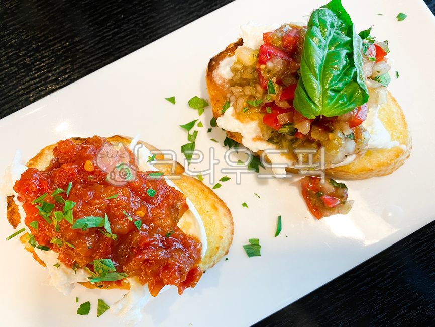 food,음식,meal,브루게스타,바질,토마토,바게트,핑거푸드,파티푸드,파티,생크림,스페인,플레이팅,푸드스타일링,파티음식,식사,와인안주