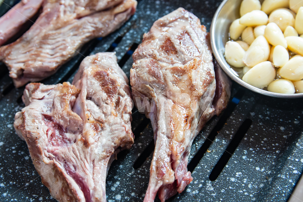 양고기,양갈비,숄더랙,고기,육류,양,불판,구이,바베큐,마늘,고기집,외식,회식,음식점,맛있는,음식,요리,식재료,음식,식재료,요리,food,cook,meal,dishes,food reserves,육류,고기,meat