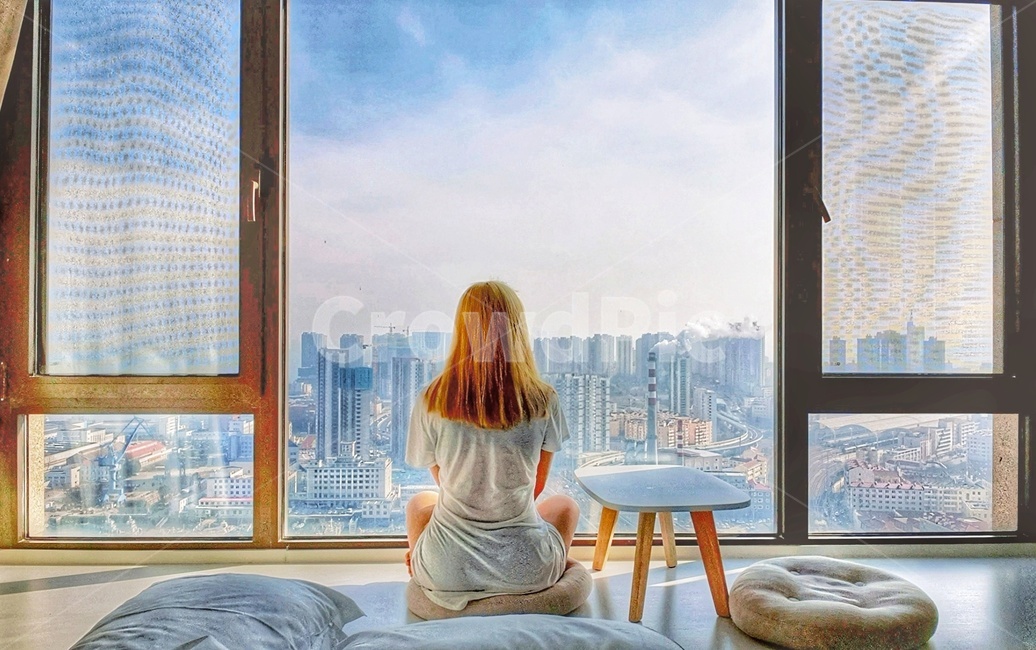 사람,여자,인물,경치,전망,뒷모습,건물,빌딩,창문,화이트,하늘,human,person,사람,인물,인간,human,person,여성,여자,woman,female,lady,여행,휴가,traveling,vacation,trip