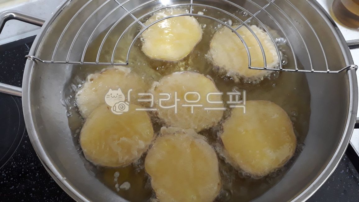 고구마튀김,슬라이스,sliced,sweetpotato,deepfried,fried,oil,음식,food,dish,cooking,snack,간식,closeup,homemade,homecook,recipe,round,둥근,동그란,썰기,튀기는,기름,밀가루,튀김옷,요리,topview,friedfood,튀김요리,채소,고구마,바삭바삭한,거름망,후라이팬,fryingpan,filter,스테인레스스틸팬,stainlesspan