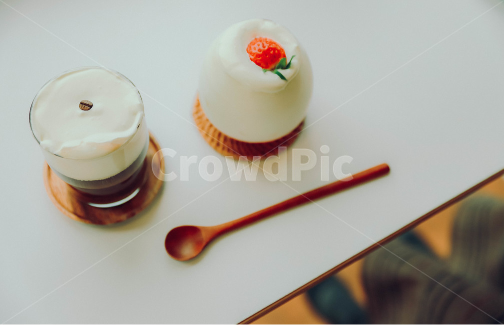 food,sweets,마실것,drink,음식,confectionery,milk,음주,우유,beverage,과자,카페,아인슈페너,딸기,딸기라떼,음료수,drink,beverage,감성,sensible,feeling