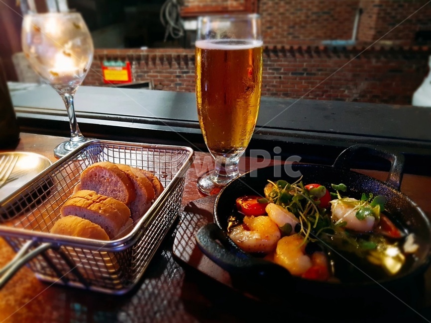 glass,bread,빵,맥주,beer,와인,wine,음식,식재료,요리,food,cook,meal,dishes,food reserves,술,주류,alcohol