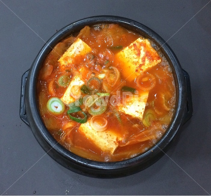 김치찌개,찌개,뚝배기,김치,밥,음식
