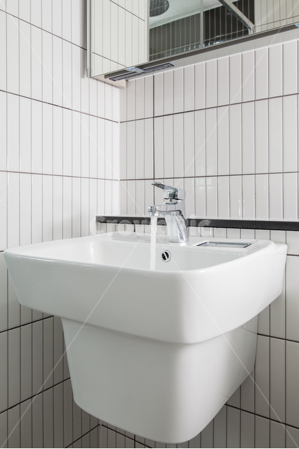 세면대,흐르다,물,water,씻다,모던,화장실,bathroom,타일,화이트,인테리어,indoors,옥내,bathtub,clean,도기,거울,손씻기,샤워실,샤워룸,청결,예방,대리석