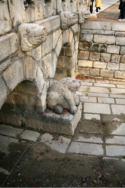 창덕궁,금천교,해태,궁궐,한국의궁,세계문화유산,문화유산,한국전통,한국문화,korean traditional,korean culture,조각상,동상,석상,조형물,statue,bronze statue,stone statue,건축물,건물외관,exterior,building,structure,architecture,construction