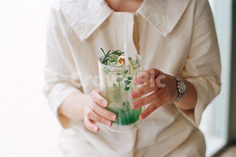 카페,청량,시원한,필름카메라,청량함,감성적인,cafe,ade,흰원피스,whitedress,잔을들고있는사람,레모네이드,음료수,drink,beverage