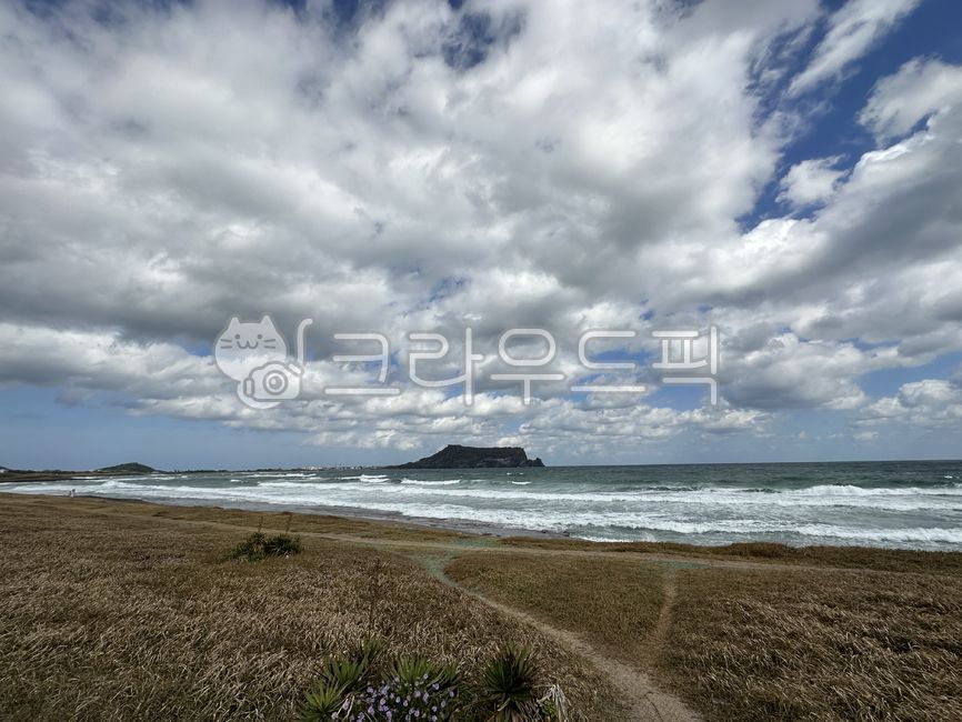 cloud,Seongsan Sunrise Peak,Seopjikoji Beach,ocean,clouds and sea