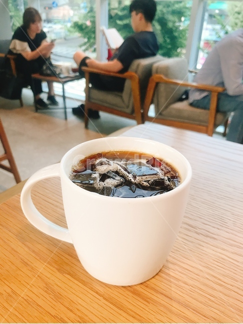 카페,커피,아메리카노,human,인간,person,사람,cup,컵,coffeecup,커피컵,얼음,아이스,iceamericano,차가운아메리카노,차가운,음료,beverage,카페탐방,힐링,여유,후식,휴식,여가,healing,커피,카페,coffee,cafe