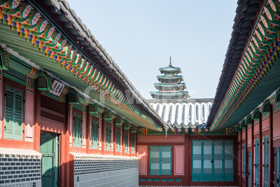 snow scene,koreanculture,roof tile,Gyeongbokgung Palace,touristattractions,pavilion,houses,royal palace,antique,wood,attractions,koreantouristatractions,Korean attractions,palace,Orient,tourist destination,past,history,snowandlandscape,koreanaattractions,