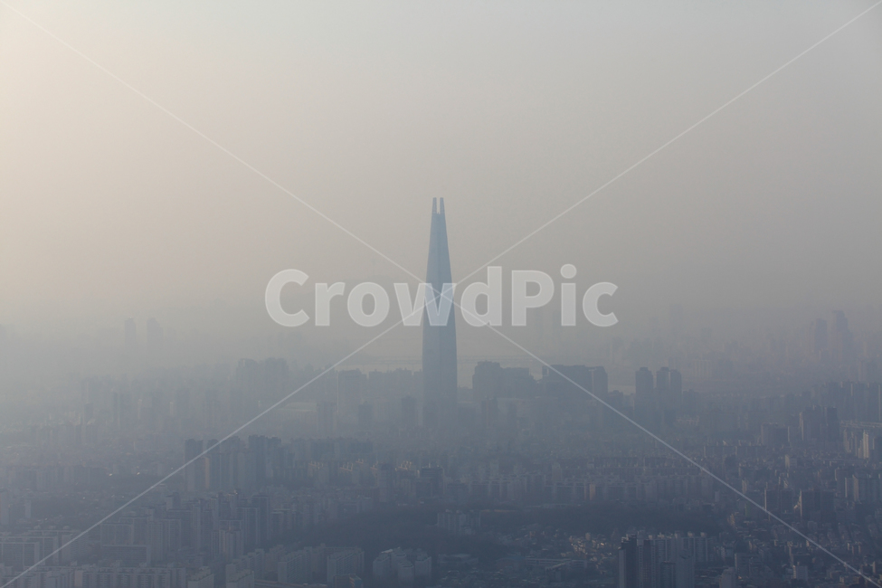 미세먼지,스모그,황사,환경오염,환경,오염,대기,대기오염,공기,공기오염,공해,안개,미세,먼지,초미세,초미세먼지,날씨,대기질,하늘,배경,백그라운드,도시,도심,대도시,시내,빌딩,풍경,도시풍경,건강,환경문제,뿌연,뿌연날씨,뿌연날,답답한,사회문제,사회,문제,호흡,중금속,비상,생활,중국발,롯데월드타워,타워,고층빌딩,랜드마크,스카이라인,아파트,주택,송파구,잠실,서울,한국,도시,풍경,city,landscape,한국도시풍경,한국도시경관,korea cityscape,nature,자연