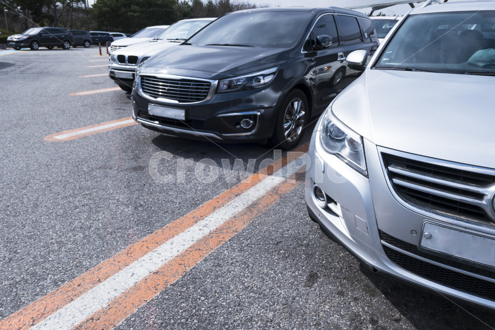주차장,자동차,차,교통,입구,출구,승용차,주차라인,파킹,주차,교통,교통수단,traffic,transportation,automobile,vehicle,차량,car,machine,기계,wheel,바퀴,alloy wheel,합금 휠,tire,타이어