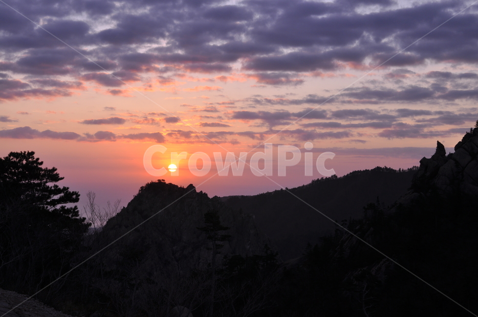 일출,선라이즈,sunrise,동해,태양,산,하늘,자연,풍경,nature,landscape,outdoors,옥외,dusk,황혼,sunset,일몰,sky,dawn,새벽,red sky,붉은 하늘