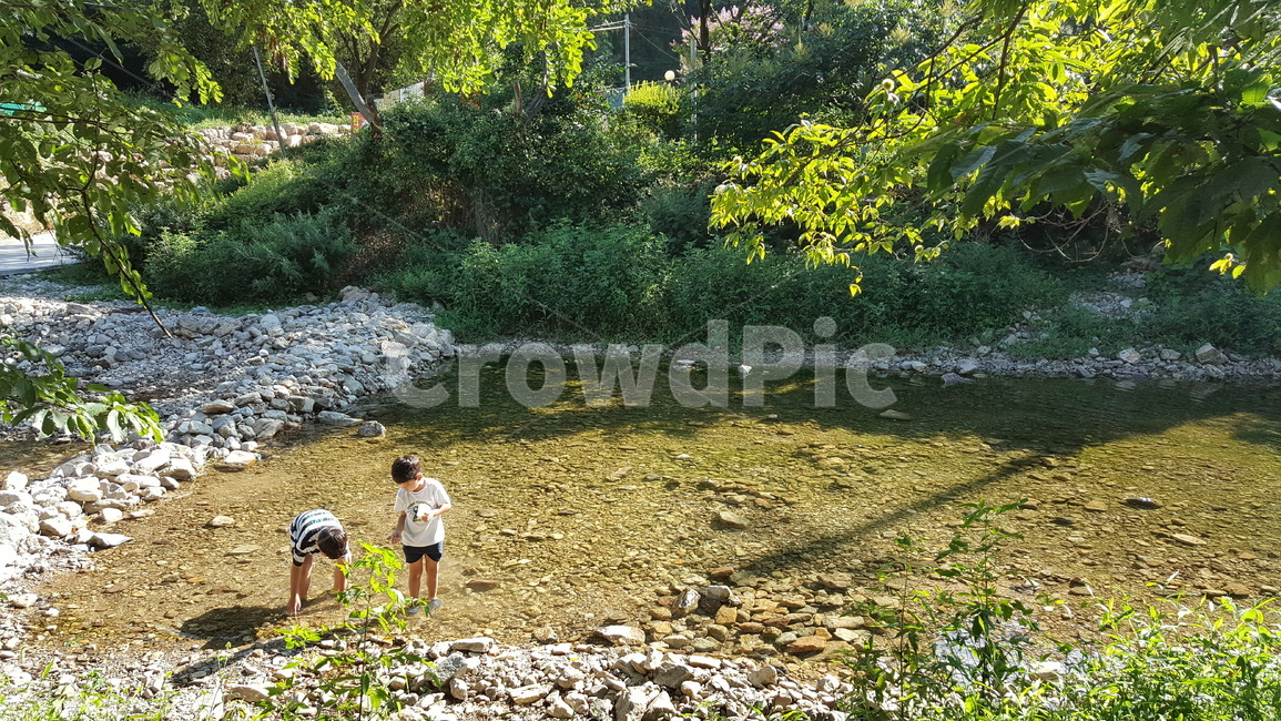 water,물,person,사람,human,인간,dirtroad,흙길,gravel,자갈,road,도로,outdoors,옥외,nature,자연,형제,어린이,어린아이,child,children,kid