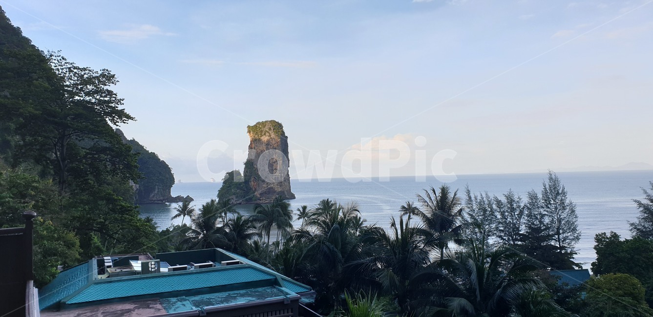 outdoors,옥외,태국,끄라비,바다,풍경,씨뷰,seaview,해변,야자수,정글,돌산,돌섬,돌,바다위돌,나무,건물,하늘,구름,자연,풍경,nature,landscape