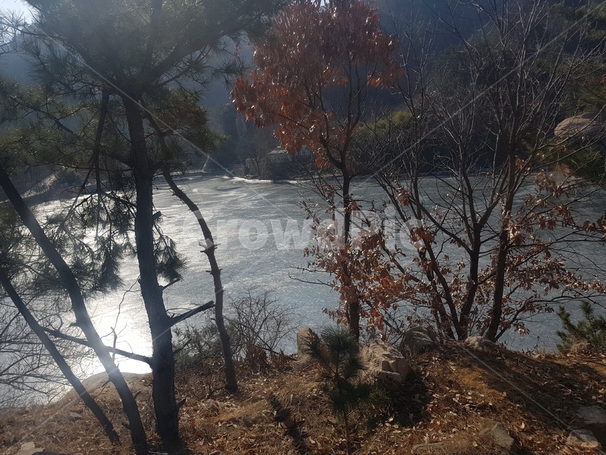 겨울산,산,맑은호수,꽁꽁언강,겨울나무