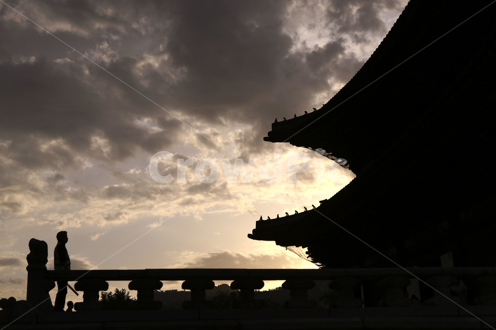 경복궁,경복궁야간개장,한옥,역광,노을,한국전통,한국문화,korean traditional,korean culture,랜드마크,landmark,tourist attraction,한국랜드마크,한국관광지,한국명소,korea landmark,korea tourist attraction,사람,인물,인간,human,person,실루엣,그림자,silhouette,shadow,인물실루엣,사람실루엣,character silhouette,human silhouette,흑백,모노톤,monochrome,black and white,건축물,건물외관,exterior,building,structure,architecture,construction,건물,temple,신전,shrine,신사,worship,예배,pagoda,탑
