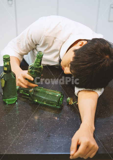 소주,알콜,음주,과음,숙취,술,술병,남성,남자,취객,회식,만취,사람,인물,인간,human,person,남성,남자,man,male,술,주류,alcohol