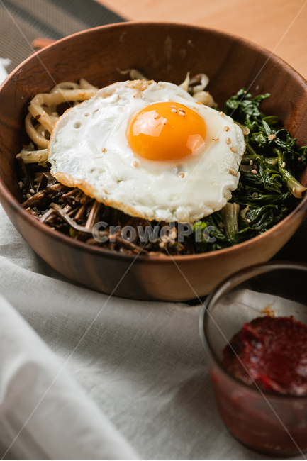 비빔밥,한국전통음식,계란후라이,계란프라이,도라지,고사리,시금치,건강한,웰빙푸드,한식,음식,식재료,요리,food,cook,meal,dishes,food reserves,한식,한국음식,한국요리,korean food,korean dishes,korean meal,korean cook