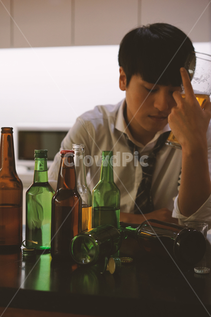 남성,남자,술,음주,과음,숙취,알콜,소주,맥주,비어,술병,술잔,근심,고민,사람,인물,인간,human,person,남성,남자,man,male,술,주류,alcohol