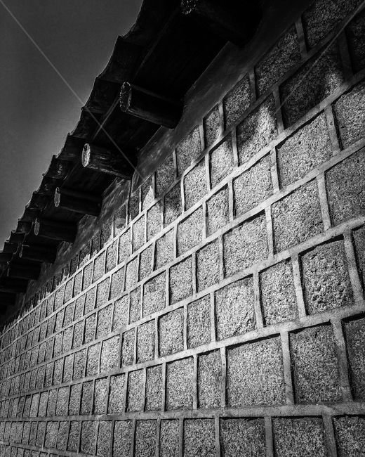 한옥,돌담,벽돌,기와,질감,흑백,느낌,hanok,doldam,brick,stone,tile,texture,blackandwhite,feeling,black,dark,한국전통,한국문화,korean traditional,korean culture,흑백,모노톤,monochrome,black and white,건축물,건물외관,exterior,building,structure,architecture,construction