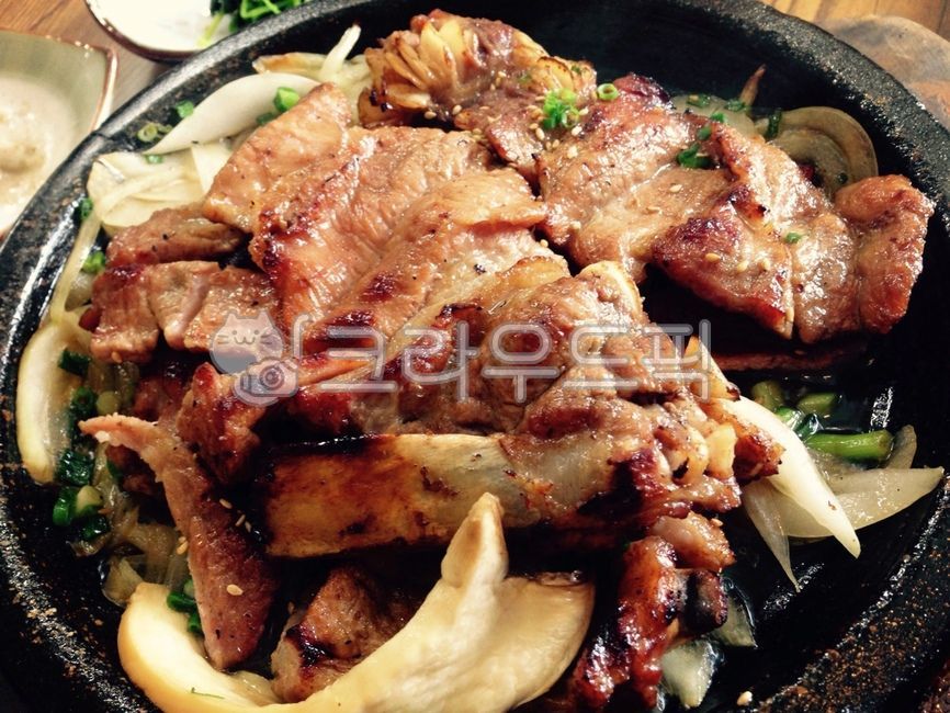 숯불갈비,갈비,숯불양념갈비,숯불맛,불맛,양념갈비,파,쪽파,양념돼지갈비,양념소갈비,돌판,야채,채소,양파,양념,한식,한국음식,한국요리,버섯,버섯구이,새송이버섯,구이,소고기,육류,돼지고기,돼지갈비,소갈비,돼지,고기,소,음식,요리,식사,식재료,밥도둑,먹방,meal,food,dish,cook,pork,meat,koreanfood