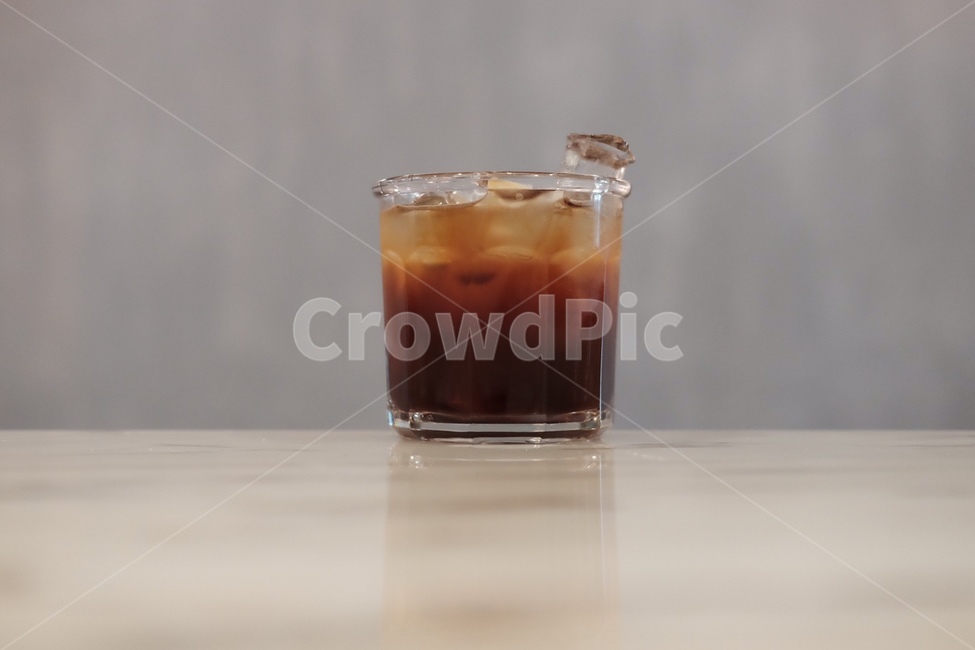 아메리카노,테이블,얼음,유리잔,아이스커피,커피,커피,카페,coffee,cafe